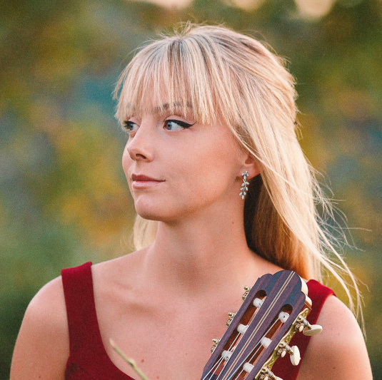 Leonora Spangenburger at Siccas Guitars