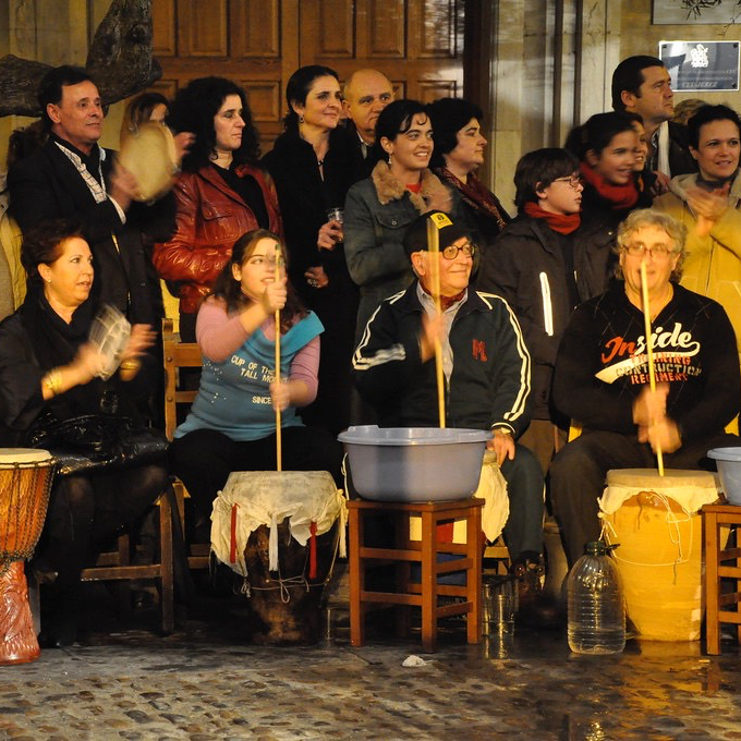 Duo Siqueira Lima plays Tico Tico, one guitar, 4 hands